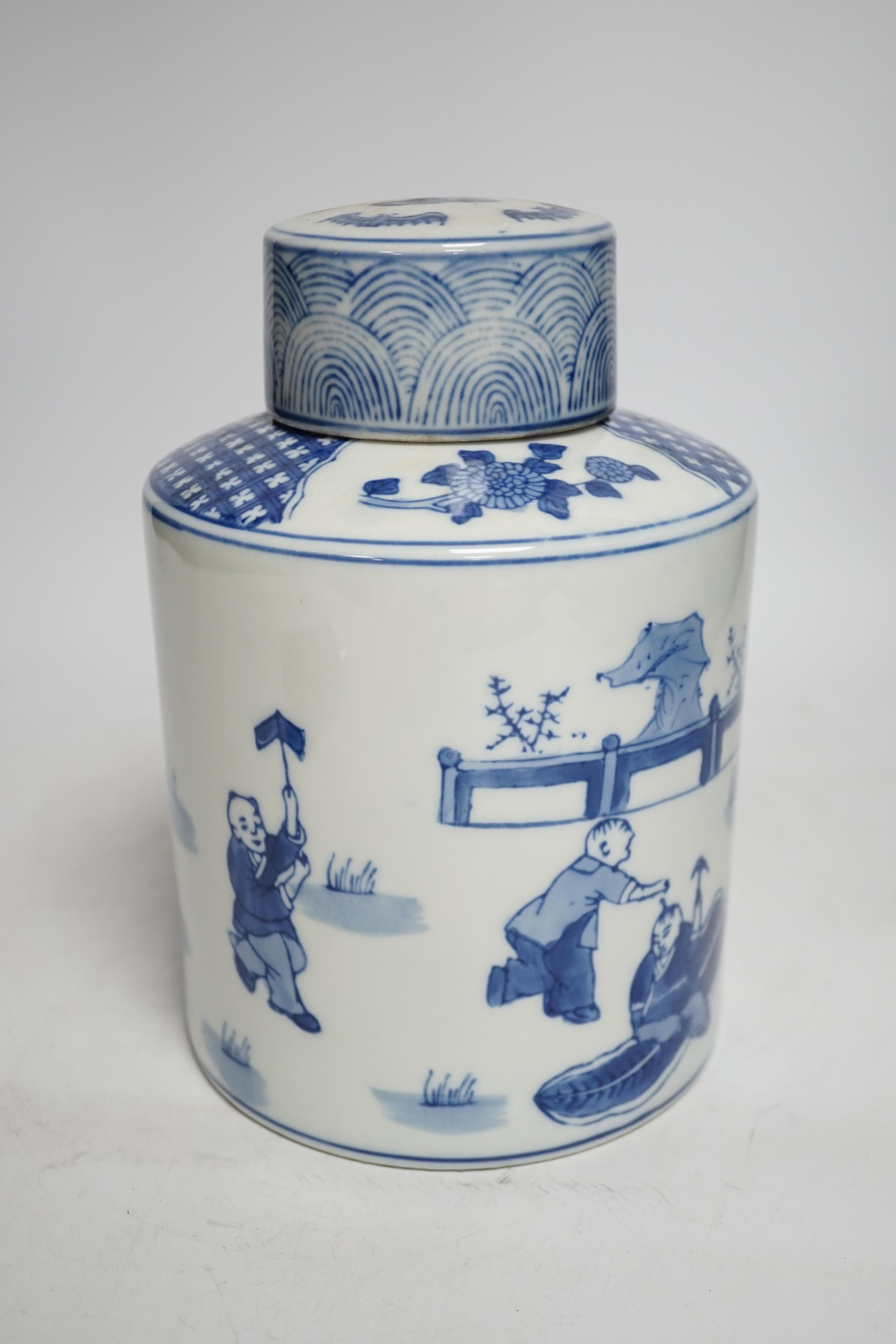 A modern Chinese blue and white jar and cover, 22cm high